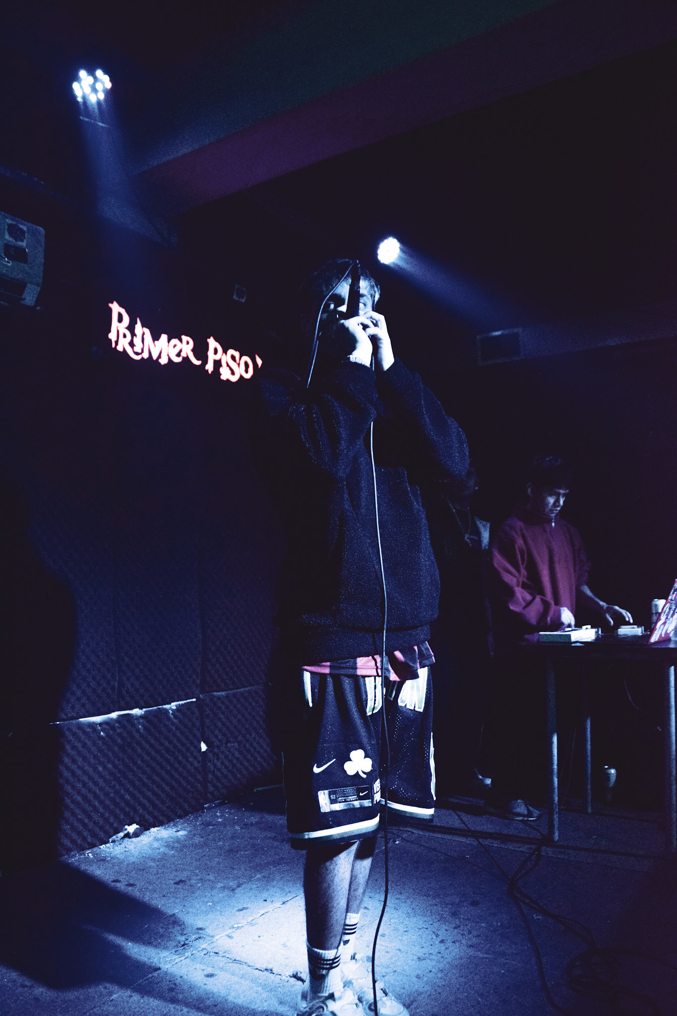 Leito cantando en vivo durante un show